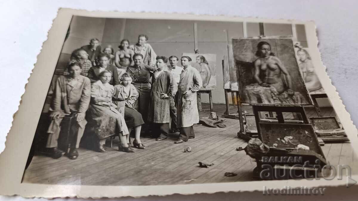 Φωτογραφία Φοιτητών Ζωγραφικής με μοντέλο σε ατελιέ Φωτογραφία Φοιτητών Ζωγραφικής με μοντέλο σε ατελιέ