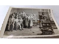 Φωτογραφία Φοιτητών Ζωγραφικής με μοντέλο σε ατελιέ