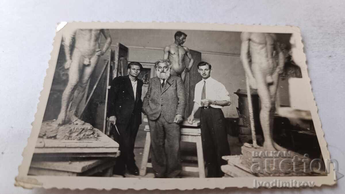 Fotografie Trei sculptori cu model în atelier 1938