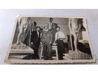 Φωτογραφία Τριών γλυπτών με μοντέλο σε ατελιέ 1938