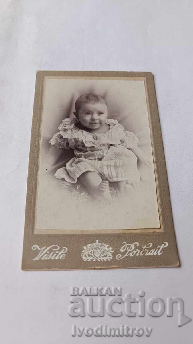 Φωτογραφία Μικρό κορίτσι από χαρτόνι