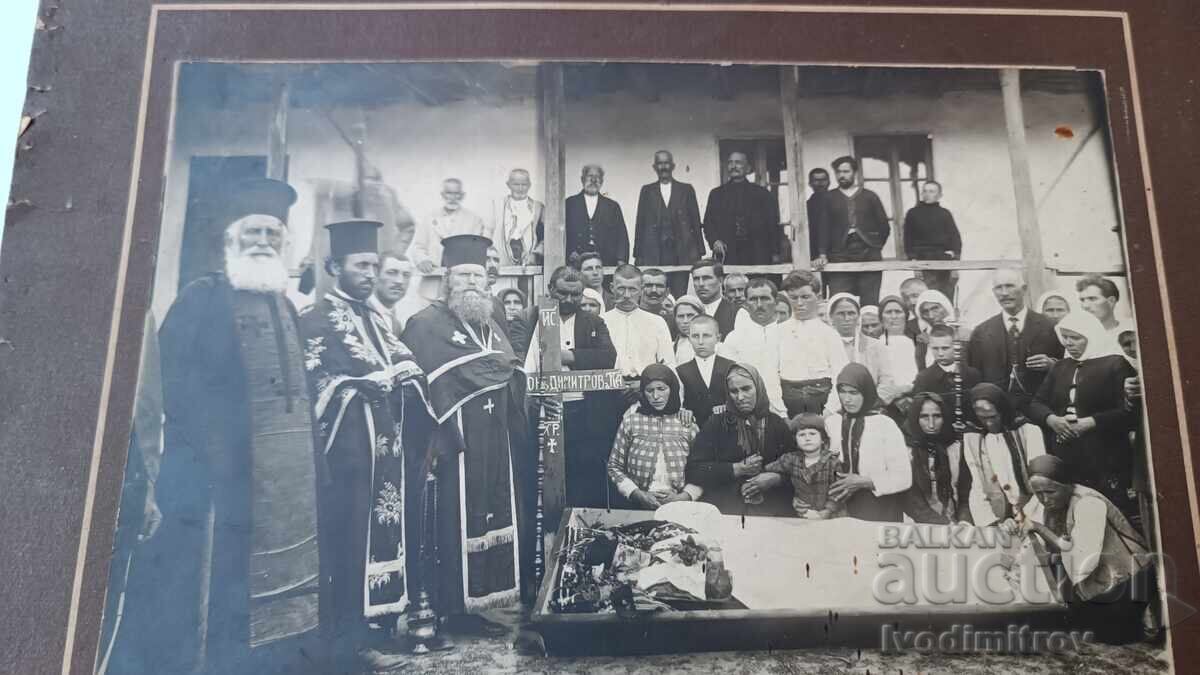 Φωτογραφία Κηδείας ηλικιωμένου με τρεις ιερείς Χαρτόνι με τιμή 12.65 BGN | € 6.47 Φωτογραφία Κηδείας ηλικιωμένου με τρεις ιερείς Χαρτόνι με τιμή 12.65 BGN | € 6.47