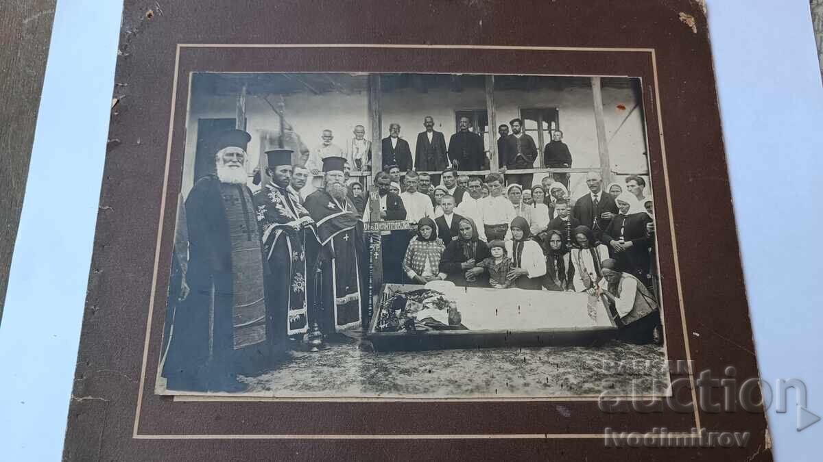 Φωτογραφία Κηδείας ηλικιωμένου με τρεις ιερείς Χαρτόνι Φωτογραφία Κηδείας ηλικιωμένου με τρεις ιερείς Χαρτόνι