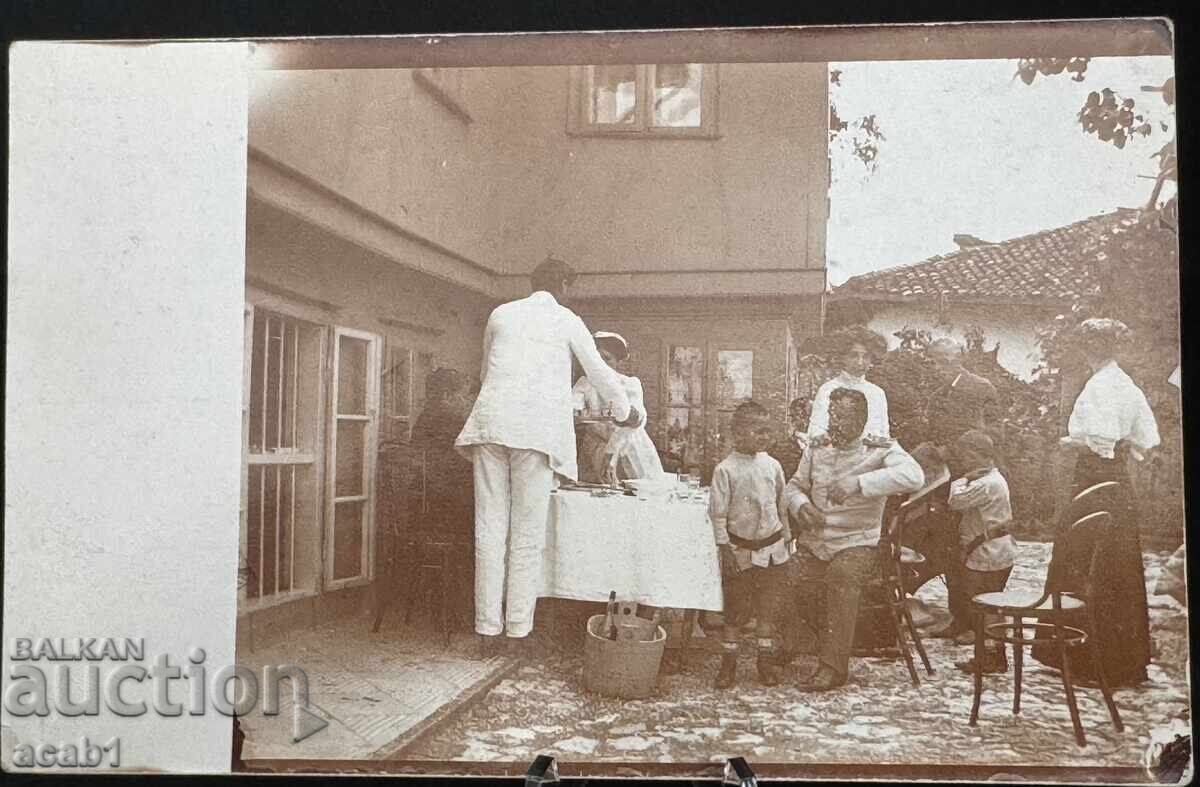 Βάρνα Οfitser οικογενειακή Γιορτή στην αυλή Βάρνα Οfitser οικογενειακή Γιορτή στην αυλή