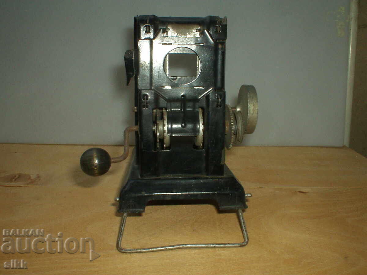 Αρχαία μηχανή προβολής ταινιών με τιμή 10.00 BGN | € 5.11