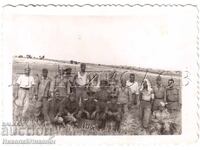 MICĂ POZĂ VECHE SOLDATI ȘI OFIȚERI LA RECOLTA D716