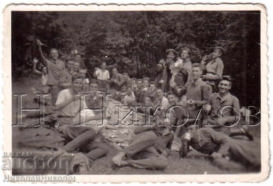 SMALL OLD PHOTO SOLDIERS AT FIELD LUNCH D717