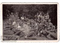 ΜΙΚΡΗ ΠΑΛΙΑ ΦΩΤΟΓΡΑΦΙΑ ΣΤΡΑΤΙΩΤΩΝ ΣΕ ΓΕΥΜΑ ΣΤΟ ΠΕΔΙΟ Δ717