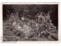 SMALL OLD PHOTO SOLDIERS AT FIELD LUNCH D717