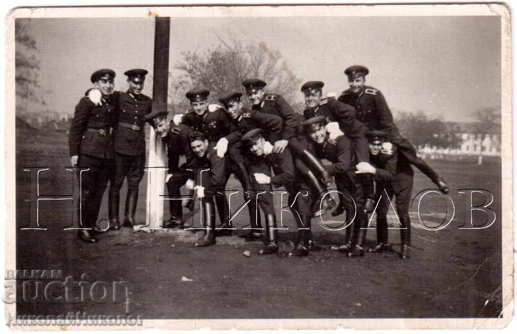 MICĂ POZĂ VECHE SOLDATI ÎN UNIFORMĂ DE PARADĂ D720