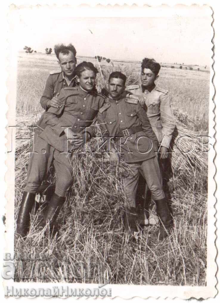 ΜΙΚΡΗ ΠΑΛΙΑ ΦΩΤΟΓΡΑΦΙΑ ΣΤΡΑΤΙΩΤΩΝ ΝΕΩΝ ΑΞΙΩΜΑΤΙΚΩΝ Δ723