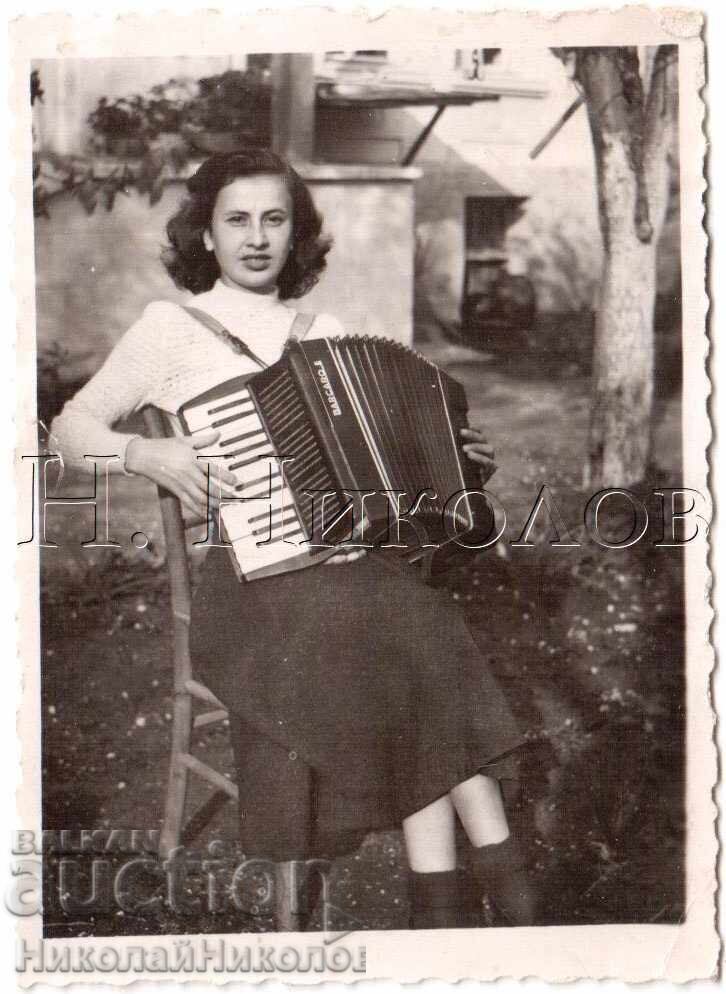 ΜΙΚΡΗ ΠΑΛΙΑ ΦΩΤΟΓΡΑΦΙΑ ΝΕΑ ΓΥΝΑΙΚΑ ΜΕ ΑΚΟΡΝΤΕΟΝ Δ731 ΜΙΚΡΗ ΠΑΛΙΑ ΦΩΤΟΓΡΑΦΙΑ ΝΕΑ ΓΥΝΑΙΚΑ ΜΕ ΑΚΟΡΝΤΕΟΝ Δ731