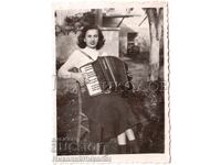 FOTOGRAFIE VECHE MICĂ TÂNĂRĂ CU ACORDEON D731