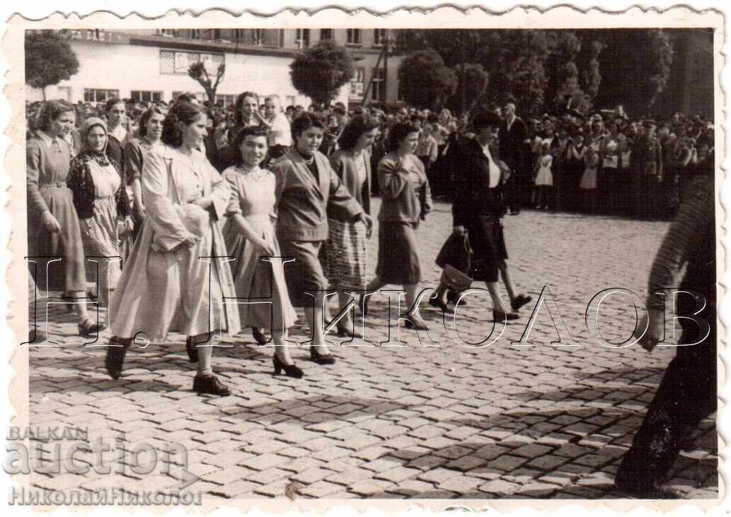 ΜΙΚΡΗ ΠΑΛΙΑ ΦΩΤΟΓΡΑΦΙΑ ΓΥΝΑΙΚΑΣ ΣΕ ΔΙΑΔΗΛΩΣΗ Δ732