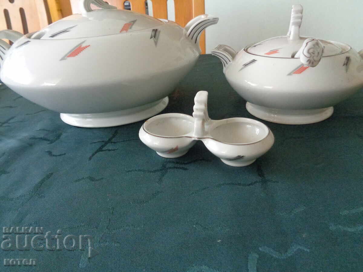 Auction  Selling 2 porcelain serving dishes + a salt shaker