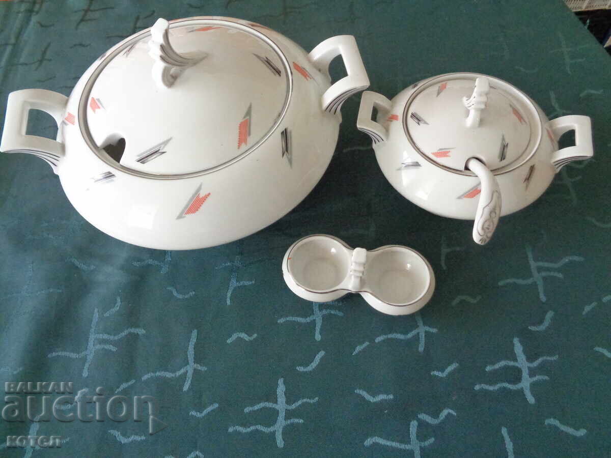 Delivery of Selling 2 porcelain serving dishes + a salt shaker
