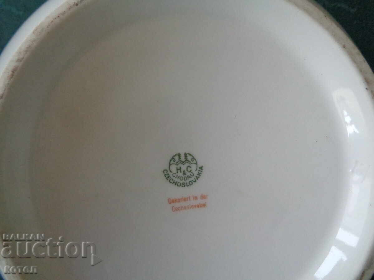 Selling 2 porcelain serving dishes + a salt shaker - 7
