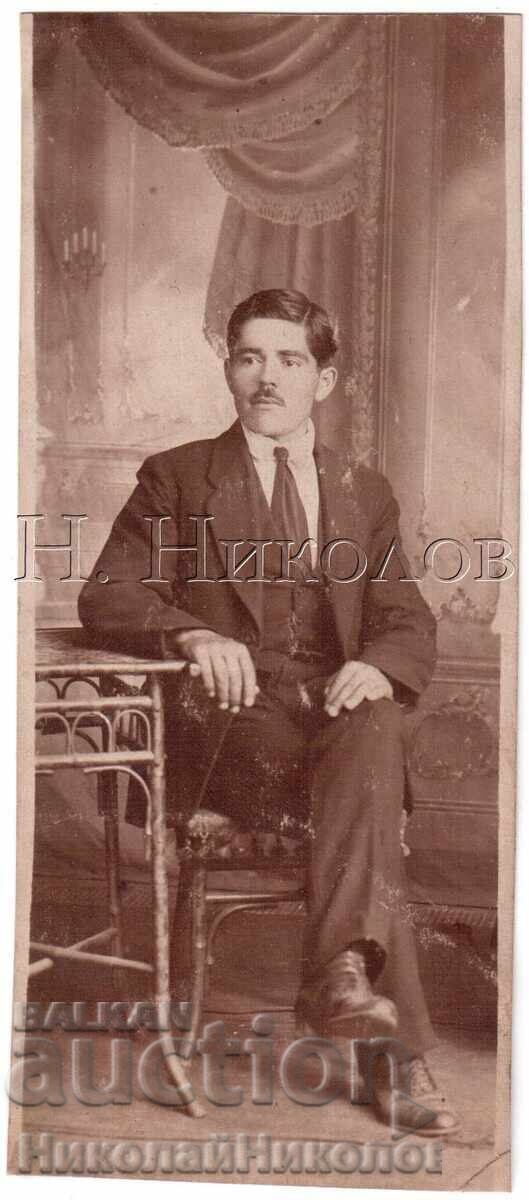 ТЯСНА СТАРА СНИМКА ИЗИСКАН МЪЖ В СТУДИО Д739 ТЯСНА СТАРА СНИМКА ИЗИСКАН МЪЖ В СТУДИО Д739