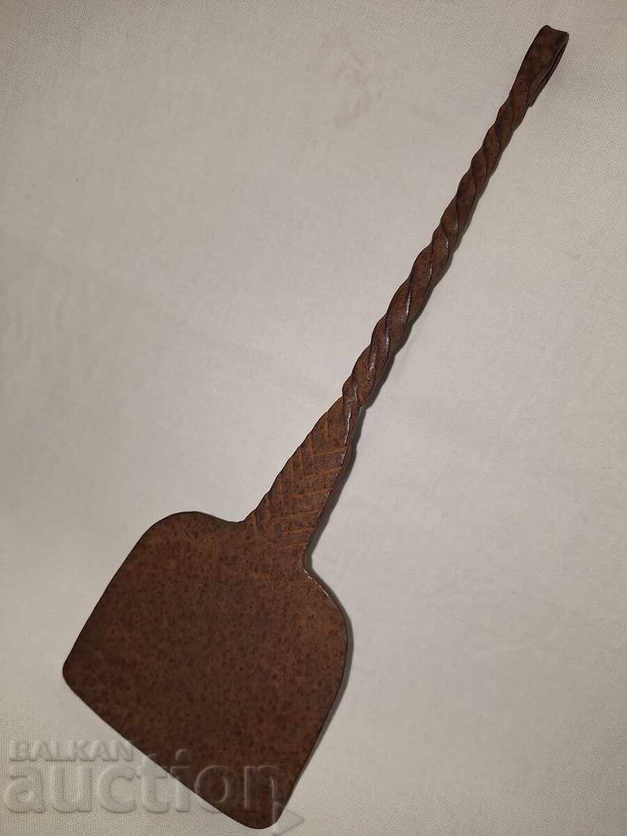 Παλιά χειροποίητη σιδερένια σχάρα