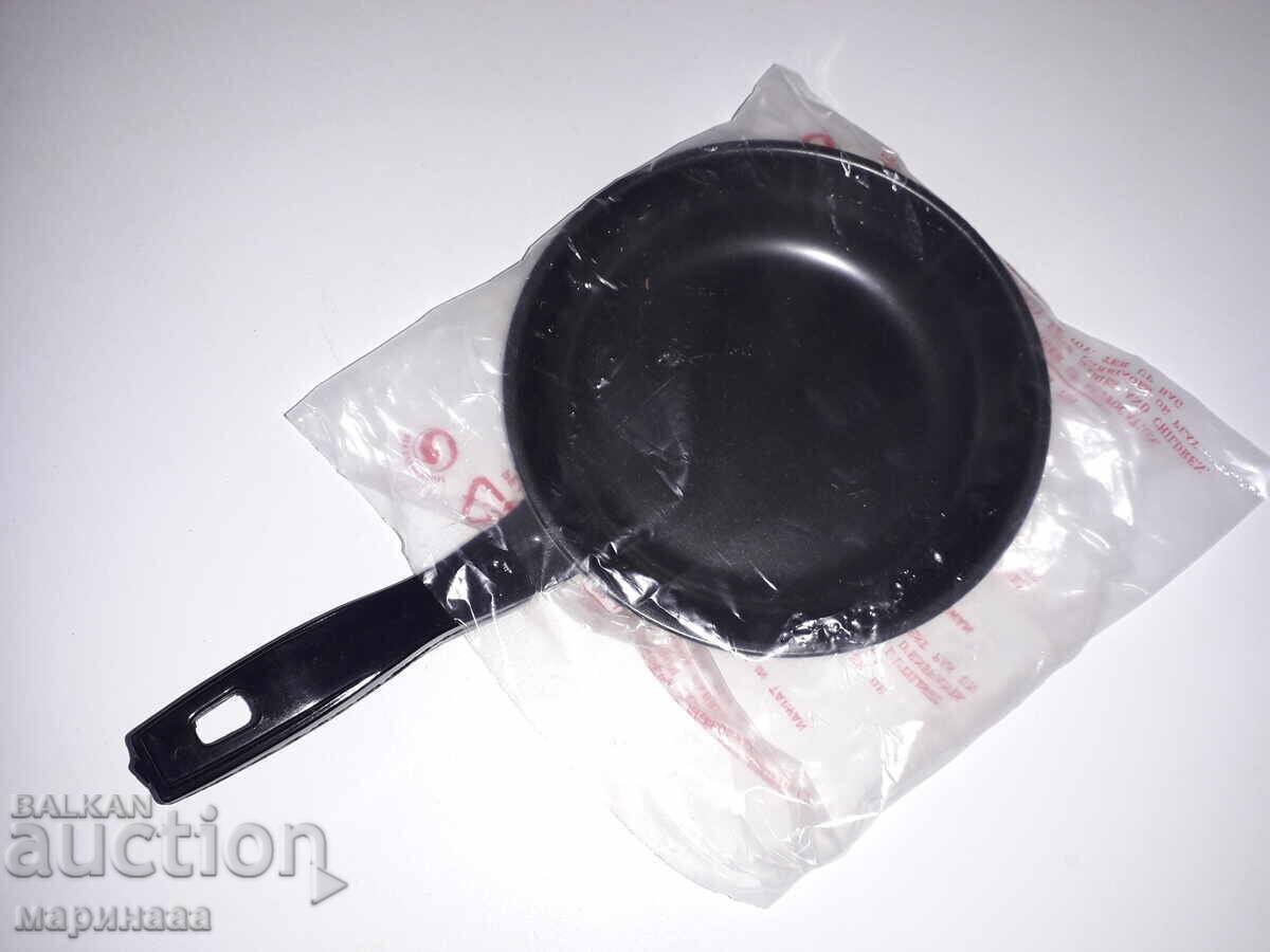 Auction  NEW ENAMELED FRYING PAN