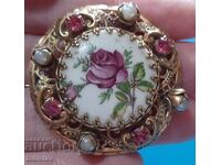 Broșă veche cu porțelan