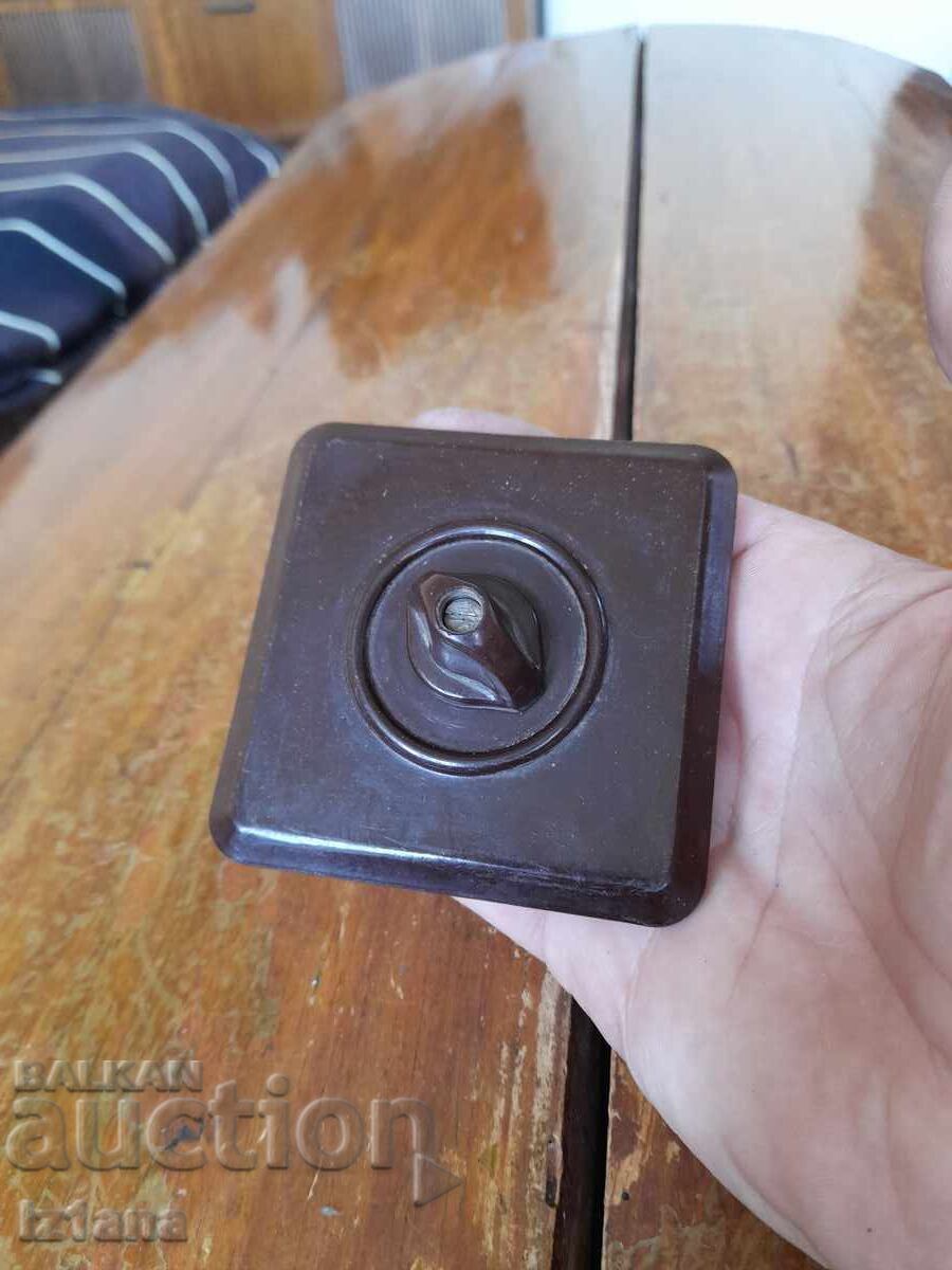 Παλιός ηλεκτρικός διακόπτης με τιμή 16.00 BGN | € 8.18