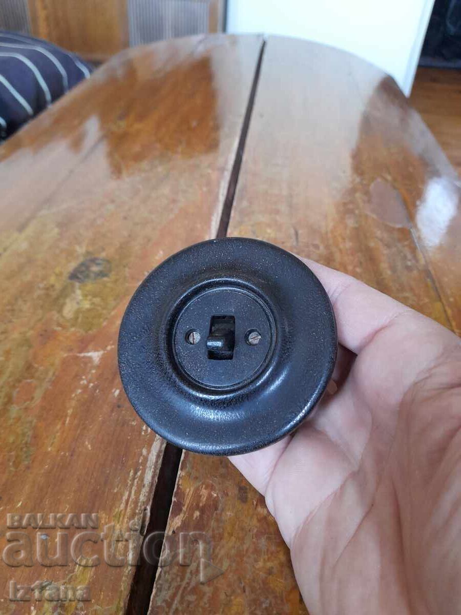 Παλιός ηλεκτρικός διακόπτης με τιμή 16.00 BGN | € 8.18 Παλιός ηλεκτρικός διακόπτης με τιμή 16.00 BGN | € 8.18