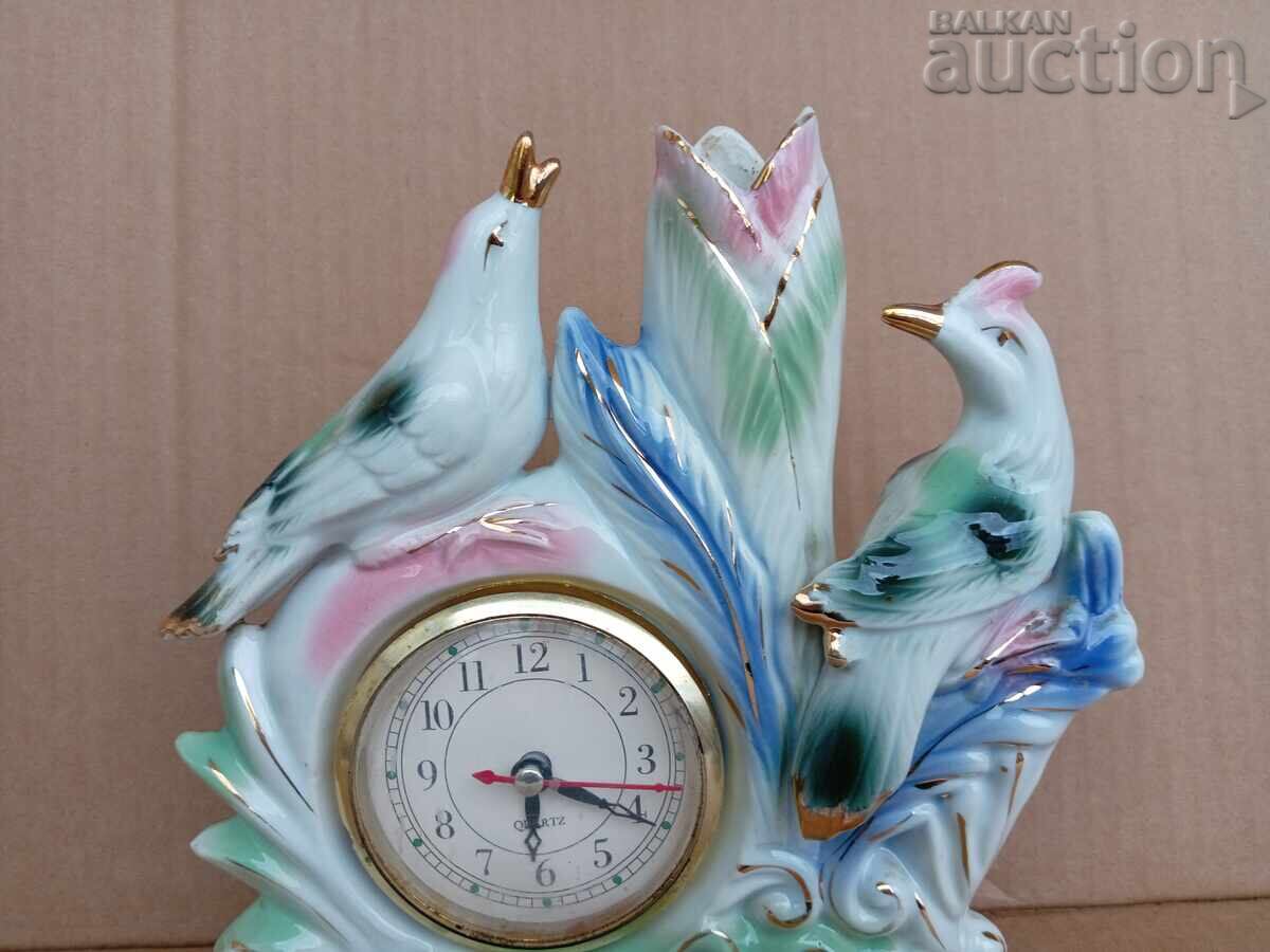 Păsări de porțelan cu vază și ceas retro vintage cu preț 51.00 BGN | € 26.08