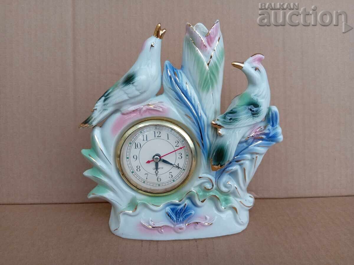 Păsări de porțelan cu vază și ceas retro vintage