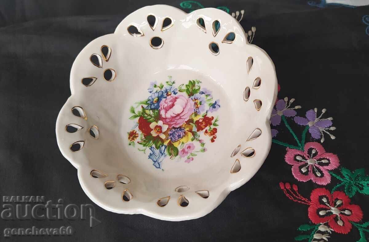 Bol pentru nuci, decorație florală, margine ajurată