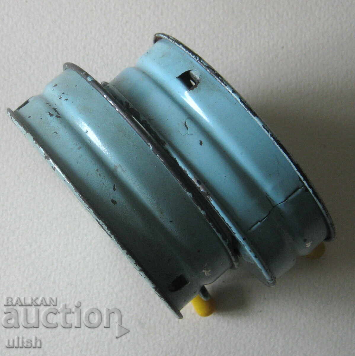 2 buc. cutie muzicală rusească veche de masă, lăternă cu preț 35.00 BGN | € 17.90 2 buc. cutie muzicală rusească veche de masă, lăternă cu preț 35.00 BGN | € 17.90