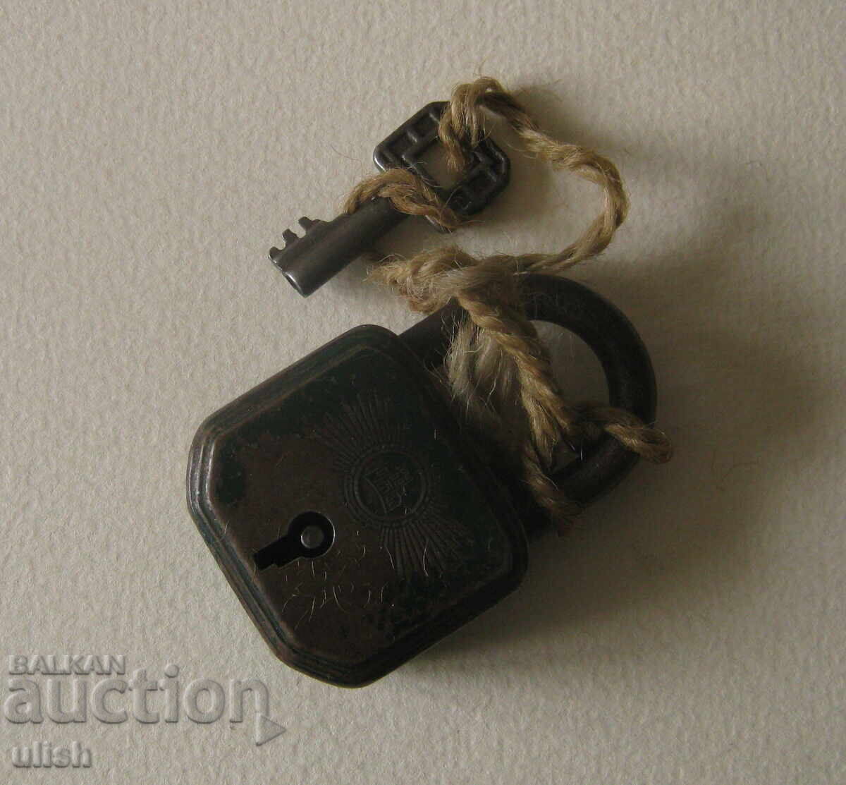 Παλαιό λουκέτο με κλειδί