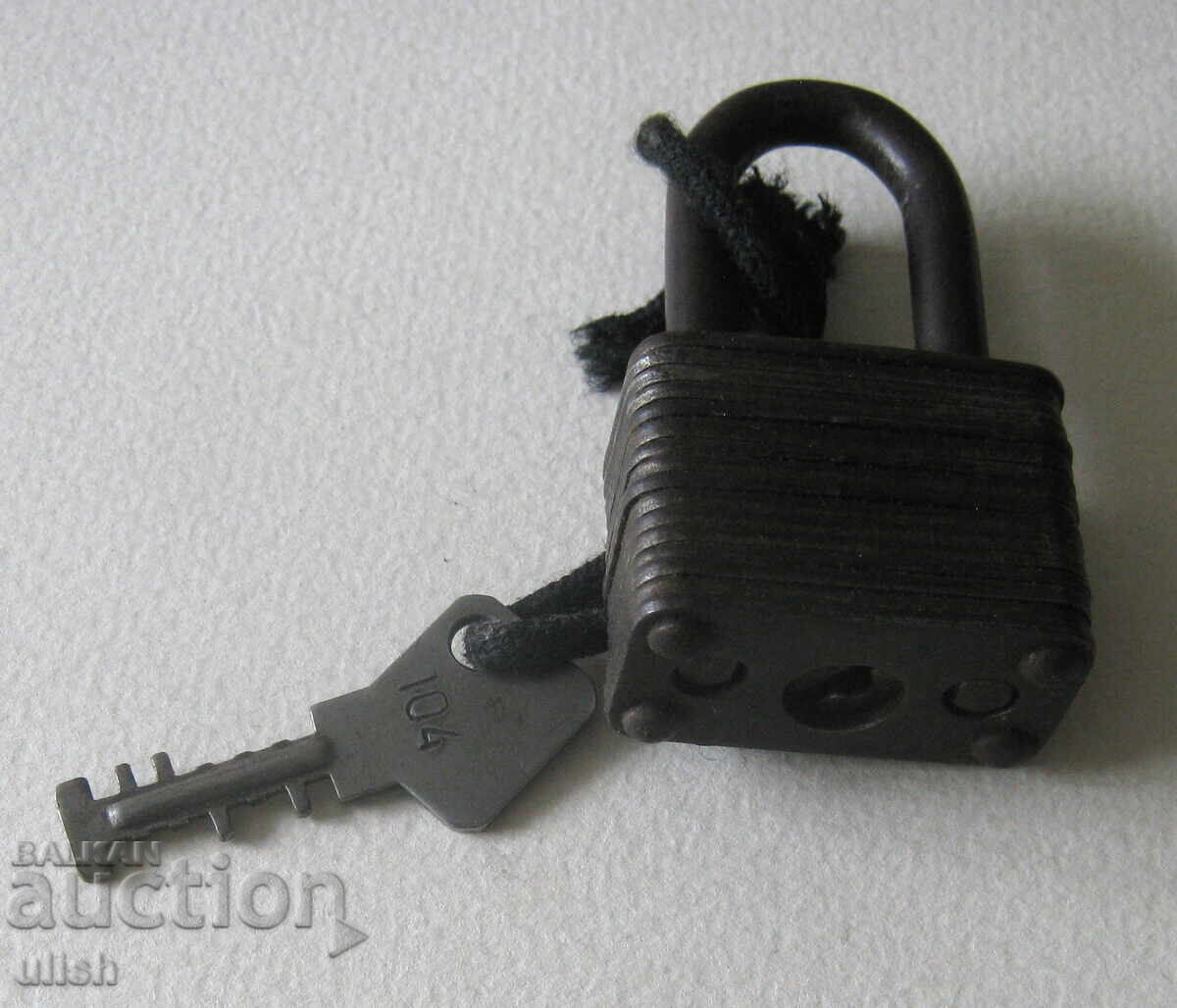 Αντίκα δεσμοφυλακίστικο λουκέτο ασύγχρονο κλειδί με τιμή 50.00 BGN | € 25.56