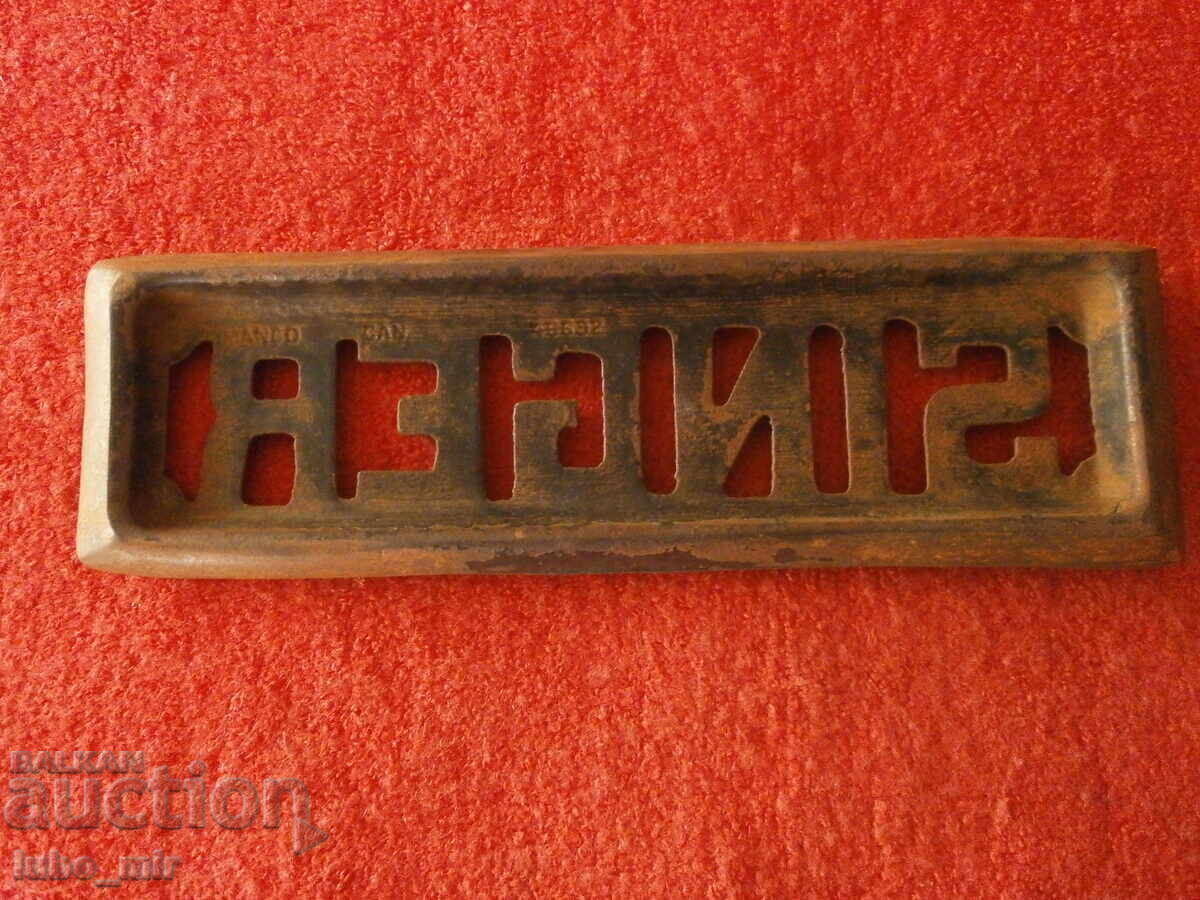 Livrarea EMBLEMĂ VECHE DIN FONTĂ DE LA MAȘINĂ DE CUSUT - SINGER Livrarea EMBLEMĂ VECHE DIN FONTĂ DE LA MAȘINĂ DE CUSUT - SINGER