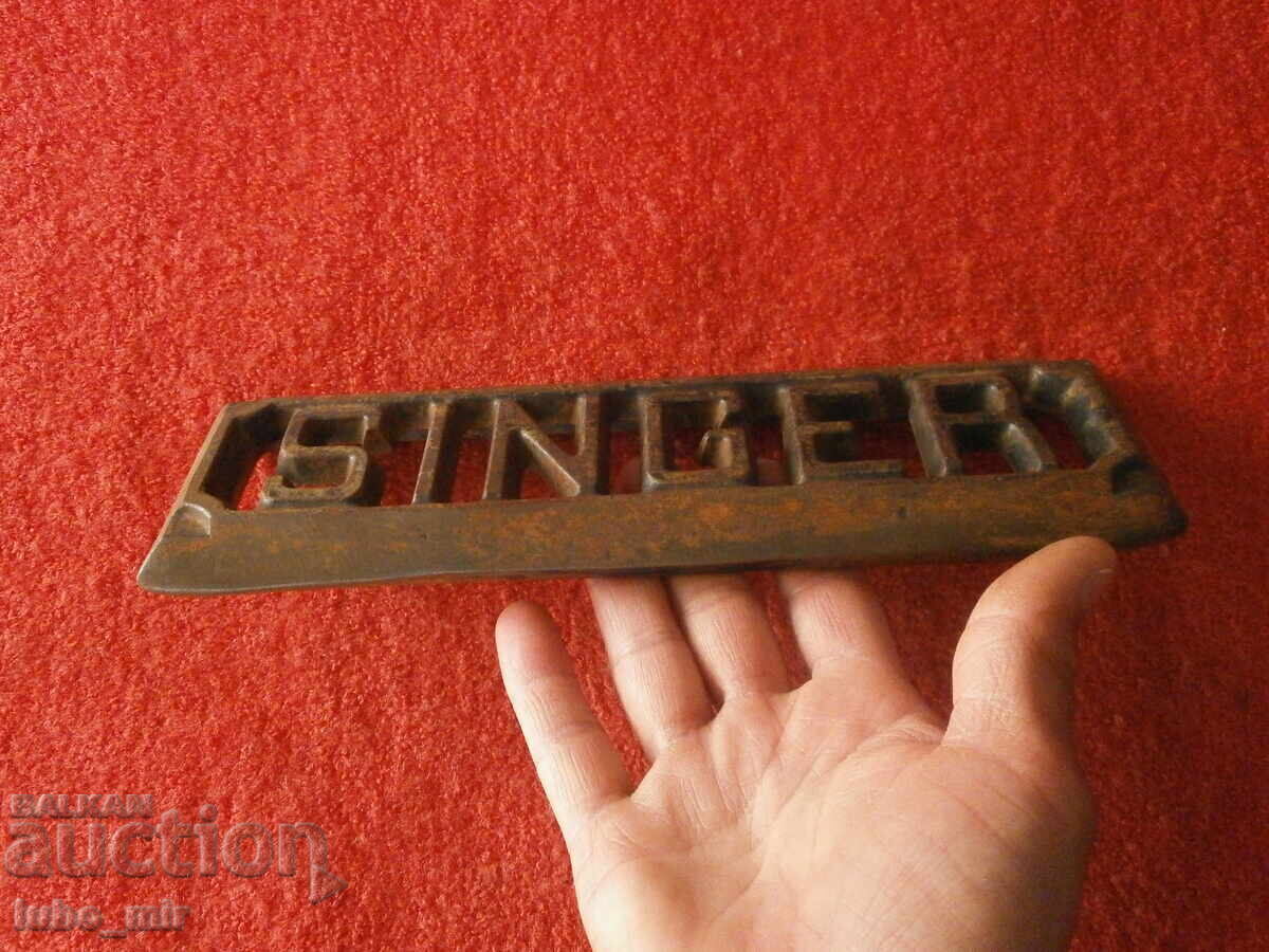 EMBLEMĂ VECHE DIN FONTĂ DE LA MAȘINĂ DE CUSUT - SINGER - 5 EMBLEMĂ VECHE DIN FONTĂ DE LA MAȘINĂ DE CUSUT - SINGER - 5