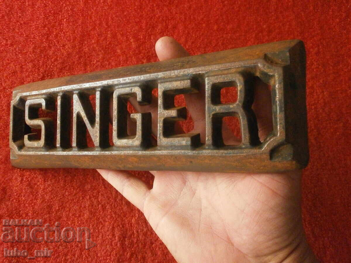 EMBLEMĂ VECHE DIN FONTĂ DE LA MAȘINĂ DE CUSUT - SINGER EMBLEMĂ VECHE DIN FONTĂ DE LA MAȘINĂ DE CUSUT - SINGER