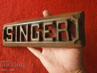 EMBLEMĂ VECHE DIN FONTĂ DE LA MAȘINĂ DE CUSUT - SINGER