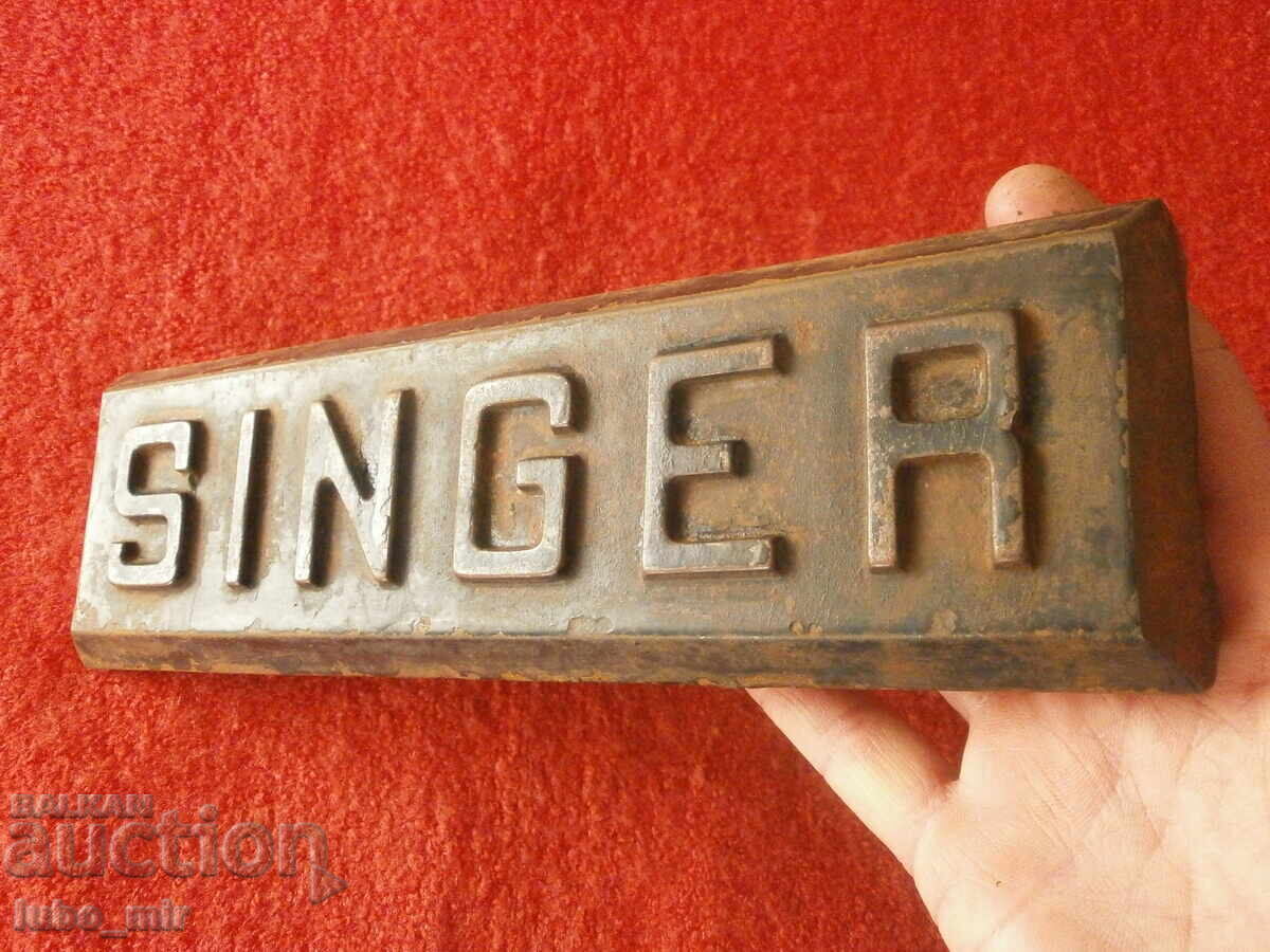 EMBLEMĂ VECHE DIN FONTĂ DE LA MAȘINĂ DE CUSUT - SINGER EMBLEMĂ VECHE DIN FONTĂ DE LA MAȘINĂ DE CUSUT - SINGER
