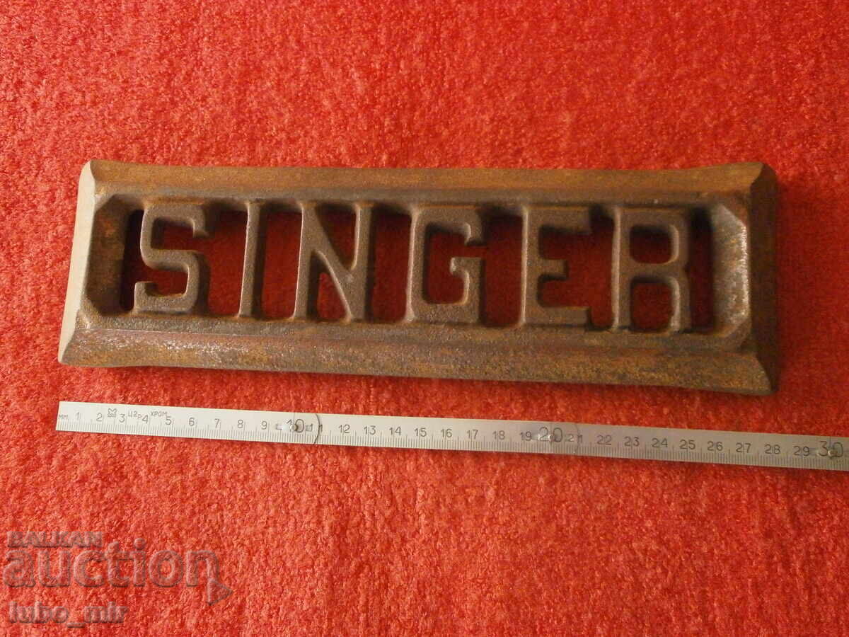 EMBLEMĂ VECHE DIN FONTĂ DE LA MAȘINĂ DE CUSUT - SINGER cu preț 18.00 BGN | € 9.20 EMBLEMĂ VECHE DIN FONTĂ DE LA MAȘINĂ DE CUSUT - SINGER cu preț 18.00 BGN | € 9.20