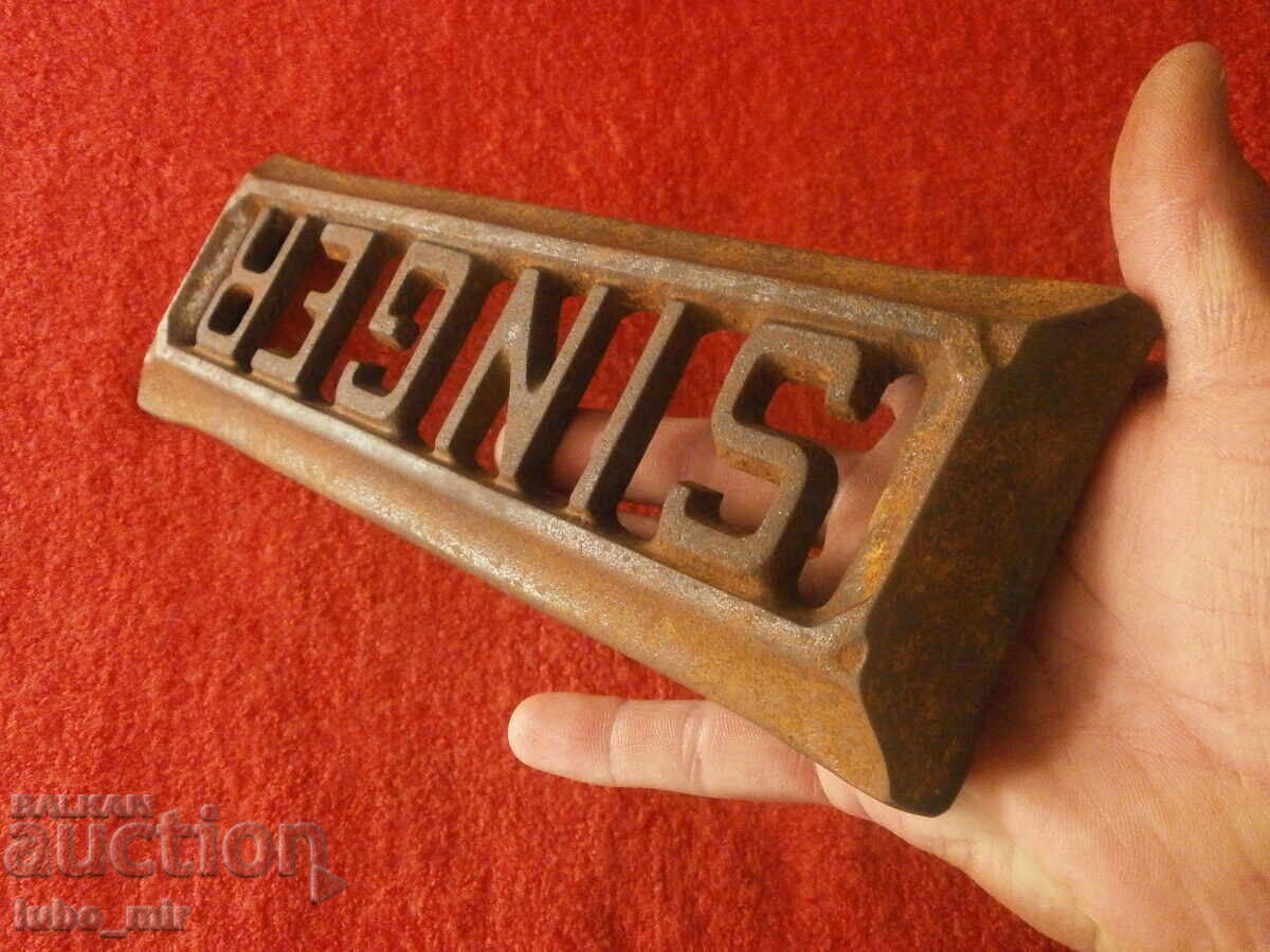 EMBLEMĂ VECHE DIN FONTĂ DE LA MAȘINĂ DE CUSUT - SINGER - 6 EMBLEMĂ VECHE DIN FONTĂ DE LA MAȘINĂ DE CUSUT - SINGER - 6