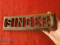 EMBLEMĂ VECHE DIN FONTĂ DE LA MAȘINĂ DE CUSUT - SINGER