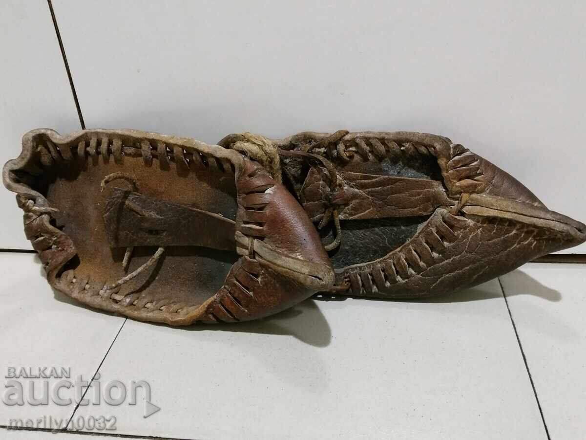 Auction Pair of calfskin moccasins, size 43 Auction Pair of calfskin moccasins, size 43