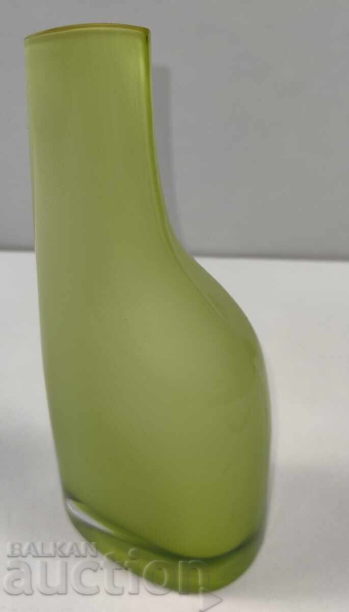 BEAUTIFUL HANDMADE BLOWN GREEN VASE - 6 BEAUTIFUL HANDMADE BLOWN GREEN VASE - 6
