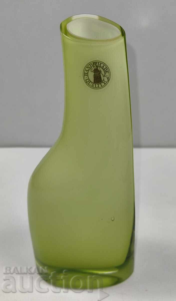 BEAUTIFUL HANDMADE BLOWN GREEN VASE BEAUTIFUL HANDMADE BLOWN GREEN VASE