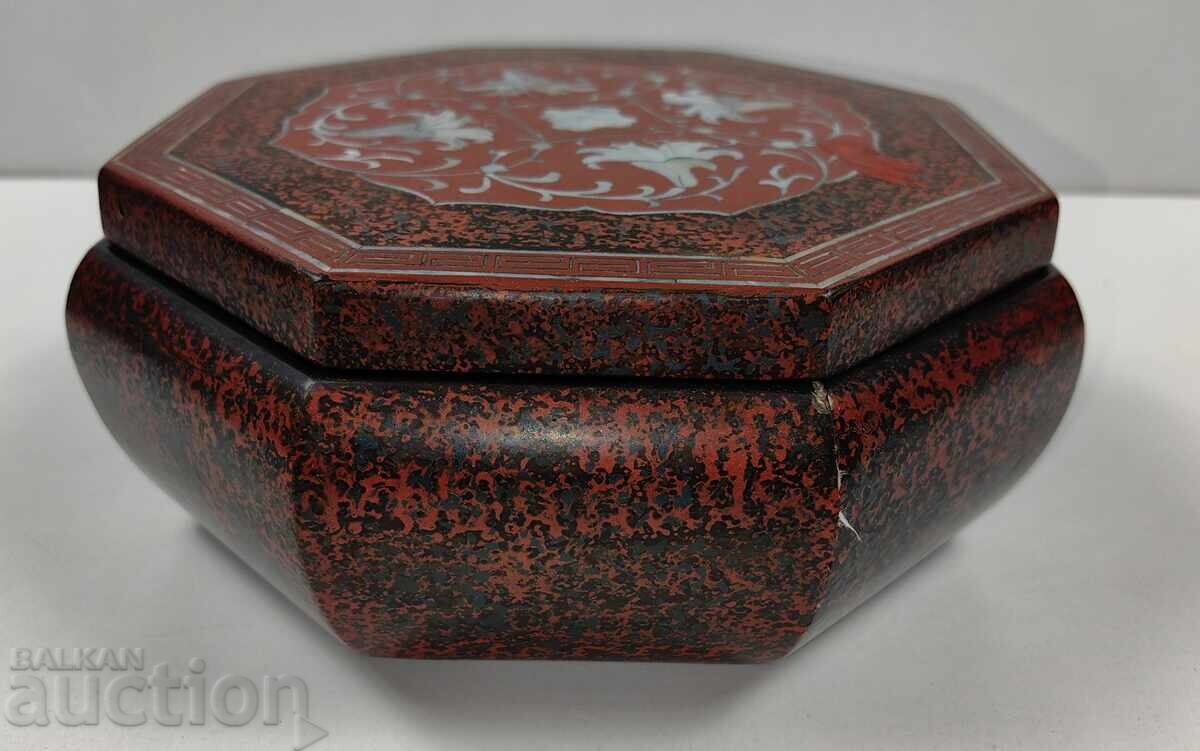 Licitație CUTIE MARE PENTRU BIJUTERII CU INCRUSTAȚIE DE MÂRGĂRITAR Licitație CUTIE MARE PENTRU BIJUTERII CU INCRUSTAȚIE DE MÂRGĂRITAR