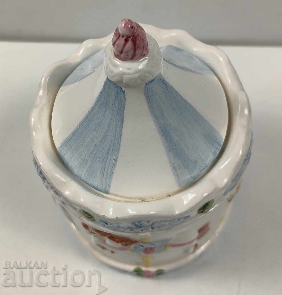 VAS DE PORȚELAN FOARTE FRUMOS CU CAPAC, ZAHARNIȚĂ, CARUSEL, CAL cu preț 39.00 BGN | € 19.94 VAS DE PORȚELAN FOARTE FRUMOS CU CAPAC, ZAHARNIȚĂ, CARUSEL, CAL cu preț 39.00 BGN | € 19.94