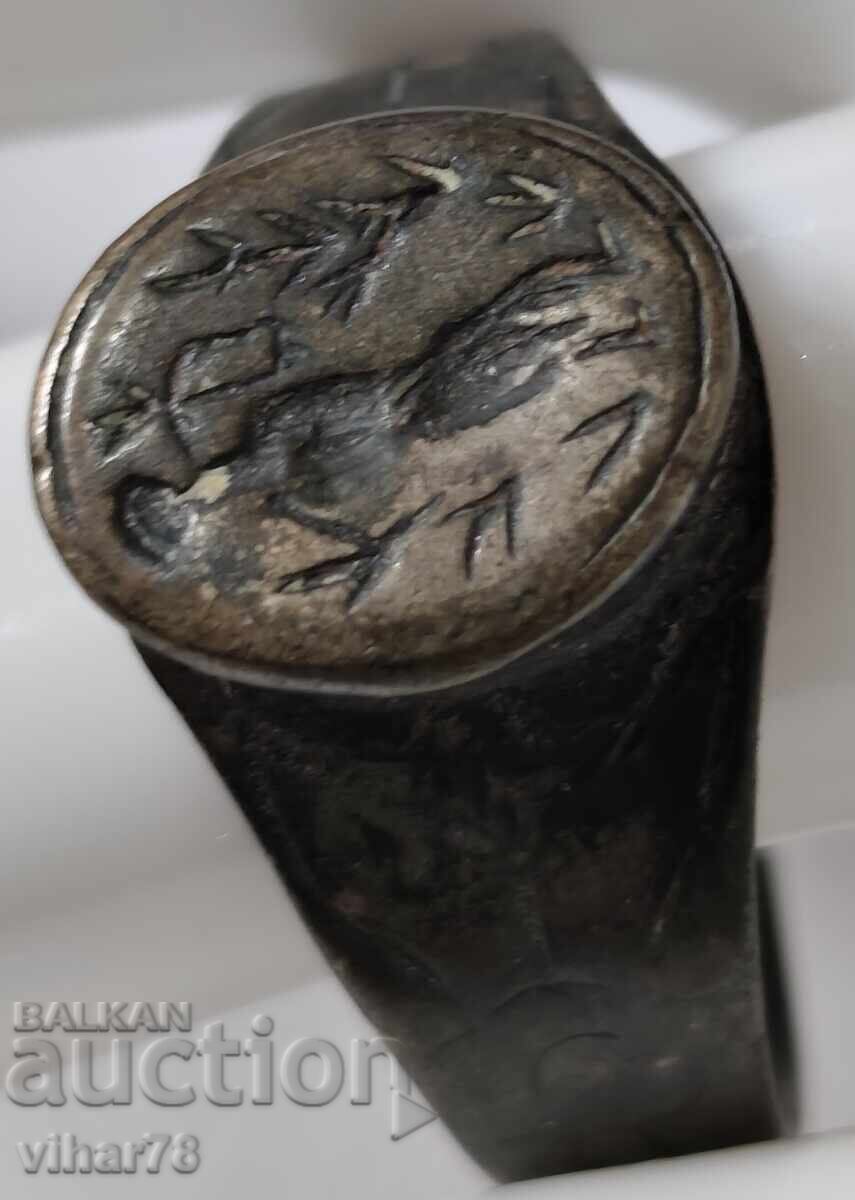 Ένα παλιό ασημένιο δαχτυλίδι με τιμή 219.99 BGN | € 112.48