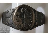 Ένα παλιό ασημένιο δαχτυλίδι