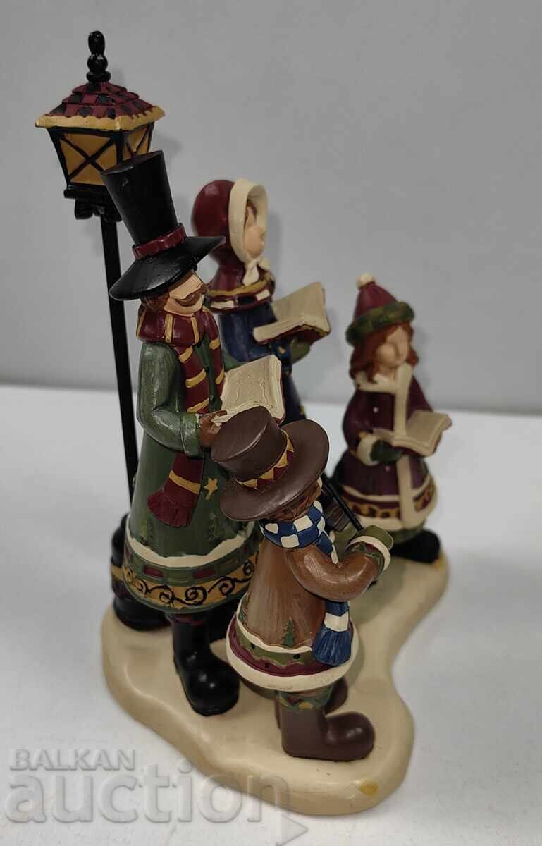 Доставка на КОЛЕДНА НОВОГОДИШНА КОМПОЗИЦИЯ ПЕЕЩО СЕМЕЙСТВО ЦИГУЛКА ЗДРАВ