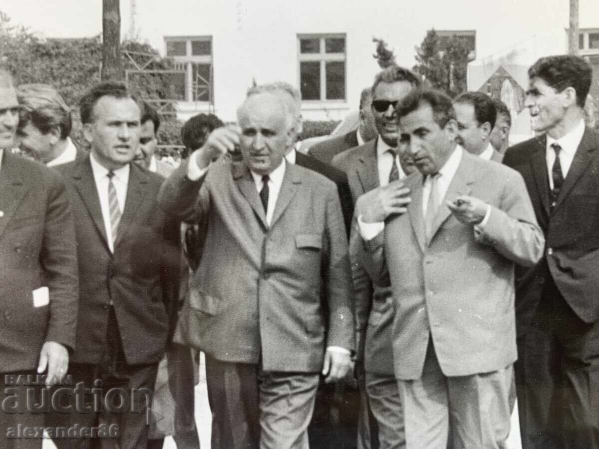 Τόdor Zhivkov Βάλκαν Σόποφ Πέκο Τάκοφ παλιά φωτογραφία με τιμή 10.00 BGN | € 5.11